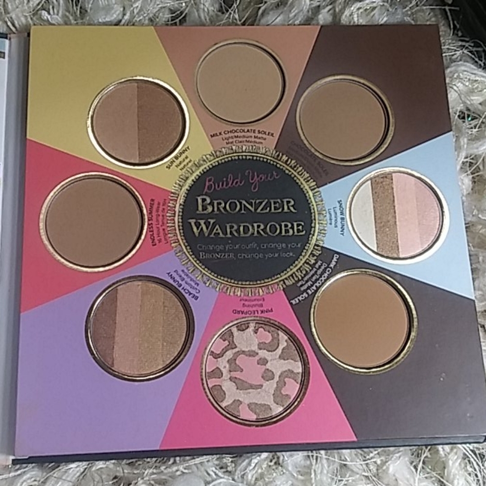 TOO FACED THE LITTLE BLACK BOOK OF BRONZERS - Picture 4 of 8